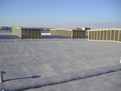 obr.1.0.15 tepelná a vodotěsnáizolace střechy výrobní haly Izolačním systémem PUR IZOLACE, tloušťka50-55 mm UV vrstva akrylát, podklad původní asfaltové pásy