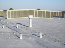 obr.1.0.16 tepelná a vodotěsnáizolace střechy výrobní haly Izolačním systémem PUR IZOLACE, tloušťka50-55 mm UV vrstva akrylát, podklad původní asfaltové pásy