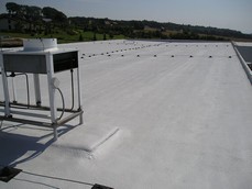 obr.1.0.18tepelná a vodotěsná izolace střech souboru výrobních hal Izolačnímsystémem PUR IZOLACE, tloušťka 40- 45 mm UV vrstva silikon, podkladbetonová mazanina na trapézovém plechu