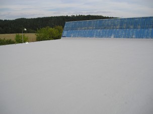 obr.1.0.33 + obr.1.0.34tepelná a vodotěsná izolace střechy výrobní haly Izolačním systémem PURIZOLACE, tloušťka 30-35 mm UV vrstva akrylát, podklad původní asfaltovépásy