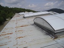 obr.1.0.49 + obr.1.0.50tepelná a vodotěsná izolace střechy výrobní haly, před a po nástřikuizolační vrstvy PUR, tloušťka 30-35 mm, podklad vlnitý plech, (bez UVvrstvy)