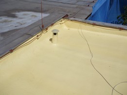 obr.1.1.99 + obr.1.1.76 střecha z falcovaného plechu po nástřikuizolační vrstvy PUR (bez UV vrstvy), detaily vpusti a komínku