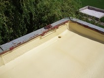 obr.1.1.99 + obr.1.1.100 střecha z falcovaného plechu po nástřikuizolační vrstvy PUR (bez UV vrstvy), detaily vpusti a komínku