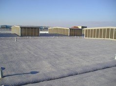 obr.1.0.15 tepelná a vodotěsnáizolace střechy výrobní haly Izolačním systémem PUR IZOLACE, tloušťka50-55 mm UV vrstva akrylát, podklad původní asfaltové pásy