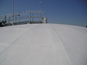 obr.2.10 dokončená tepelnáizolace střechy nádrže Izolačním systémem PUR IZOLACE (UV silikon)