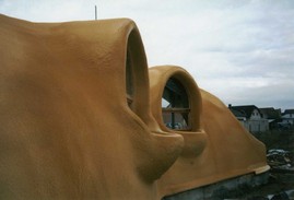 2.0.20 izolace tvarované betonové skořepiny futuristického domu nástřikem tvrdé PUR pěny, tloušťka 60-65 mm (bez UV vrstvy)