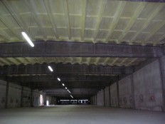 obr. 4.0.3 betonový strop ze žebírkových panelů haly izolovaný nástřikem tvrdé PUR  pěny tl.35 mm