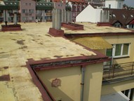 obr.12.2.1  střecha s odstraněnou poškozenou povrchovou vrstvou